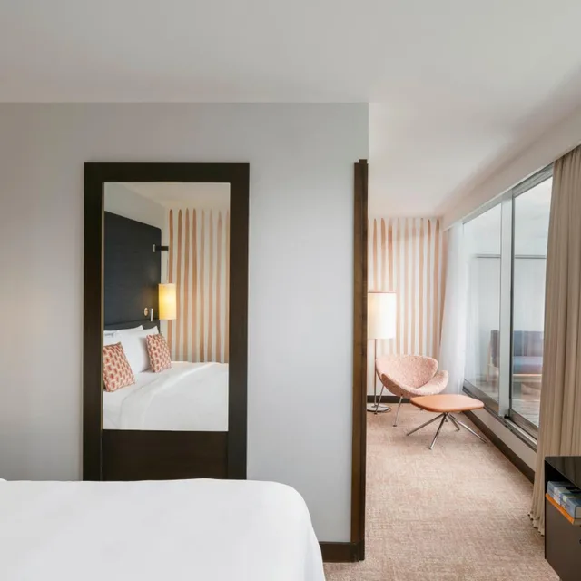 City, Eiffel View, Terrace، Renaissance Paris Arc de Triomphe Hotel 8/10