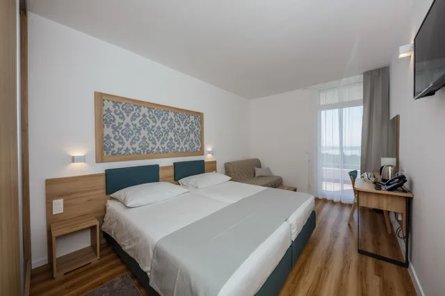غرفة سوبيريور ثلاثية بإطلالة على المتنزه بشرفة، Hotel Medena Block A 2/7