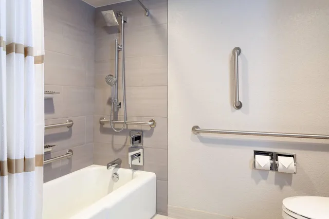 غرفة بسرير كينج لذوي الإعاقة، Orlando Airport Marriott Lakeside 3/3