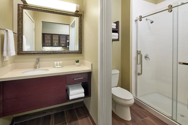 جناح بسرير كينج وسريرين كوين، STAYBRIDGE SUITES ANAHEIM AT THE PARK 2/4