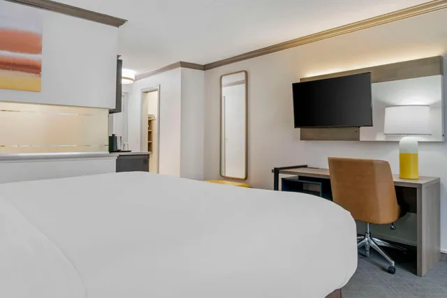 غرفة ديلوكس بسرير كينج مع أريكة في طابق مرتفع، Comfort Inn Plainwell, MI 3/4
