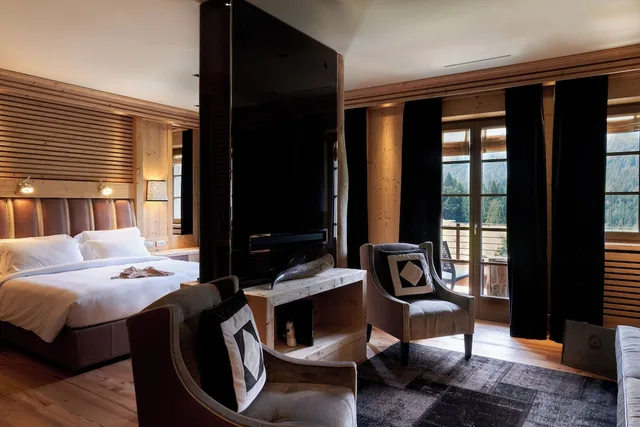 جناح بسرير كينج مع أريكة بحوض جاكوزي، Rosapetra Spa Resort 3/5