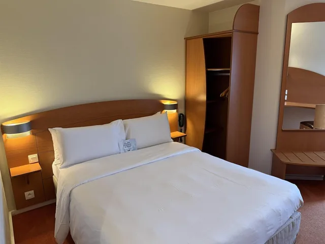 غرفة قياسية بسرير مزدوج وسرير فردي، Hotel Kyriad Rennes Nord 3/10