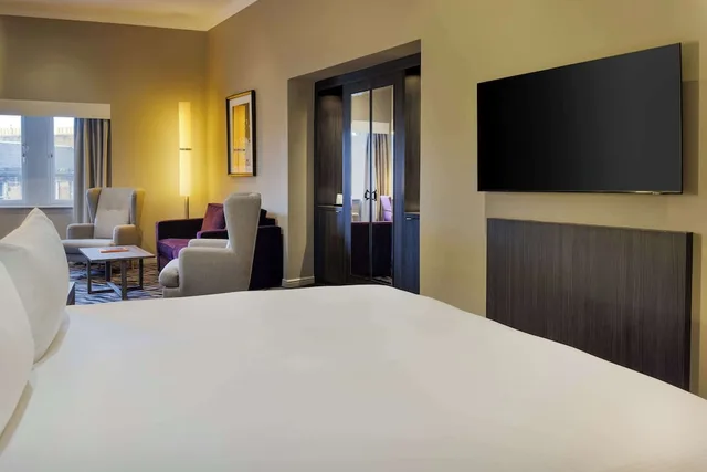 Junior Suite, King Bed, Castle View, Sofa، Doubletree By Hilton Edinburgh City Centre 2/10
