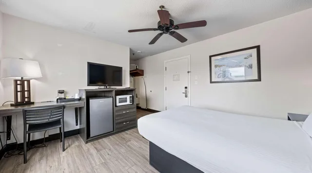 غرفة صغيرة بسرير مزدوج، SureStay Hotel by Best Western Virginia Beach Royal Clipper 8/10