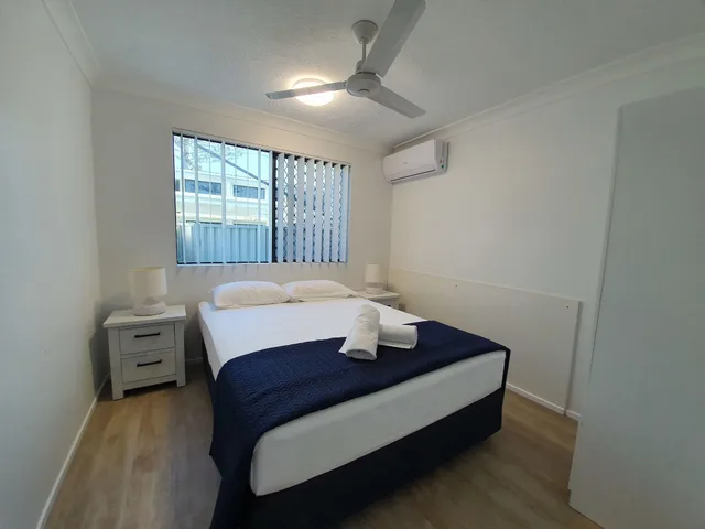 جناح ديلوكس بسرير كوين وسريرين منفصلين بغرفتي نوم بمطبخ صغير، Montego Mermaid Beach Motel 4/8