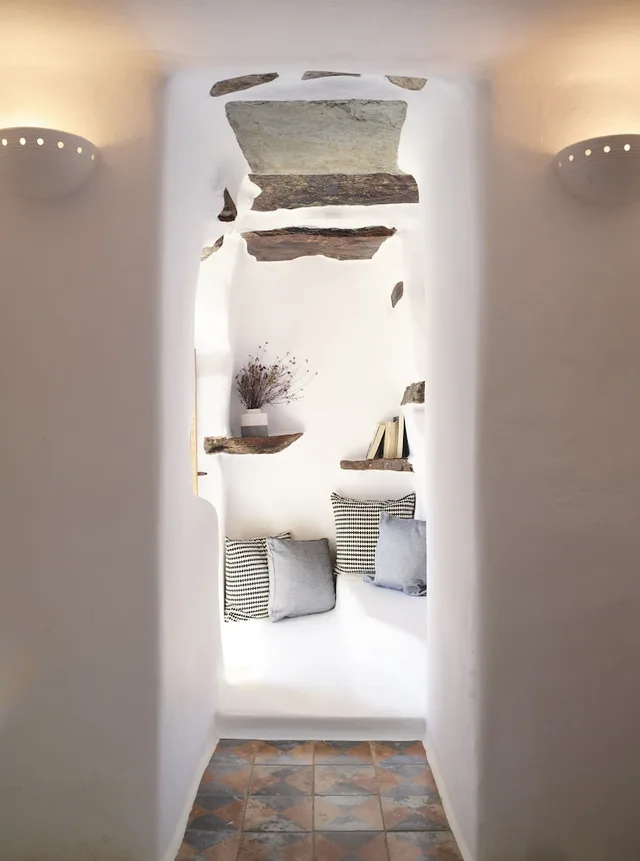 Superior, Queen Bed, Lateral Side Sea View، Aeolis Tinos Suites 3/5