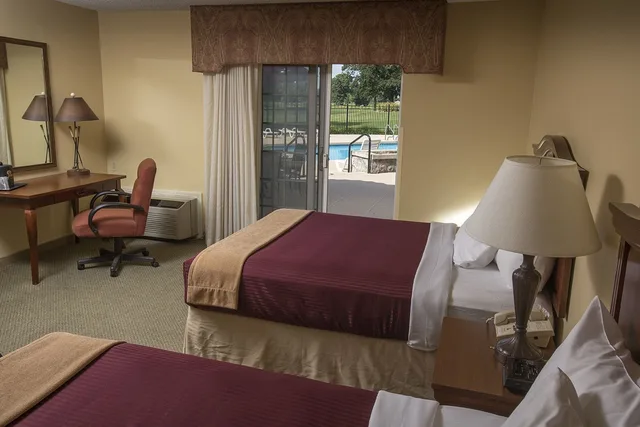 غرفة بسريرين كوين، Swan Lake Resort 4/5