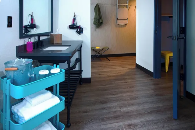 غرفة بسرير كينج لذوي الإعاقة، Moxy New Orleans Downtown French Quarter Area 8/8