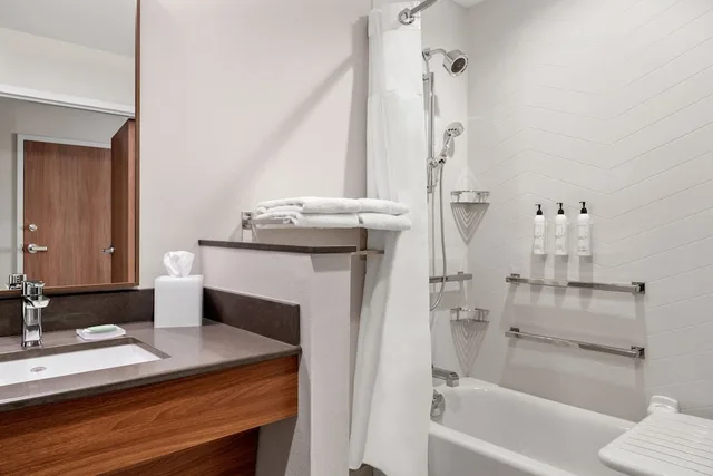 غرفة قياسية بسرير كينج، Fairfield Inn & Suites by Marriott Cape Girardeau 2/2