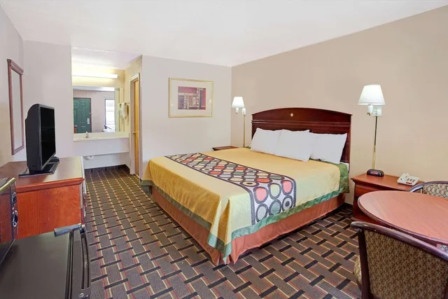 غرفة بسرير كينج للمدخنين لذوي الإعاقة، Super 8 by Wyndham Acworth/Atlanta Area GA 1/10