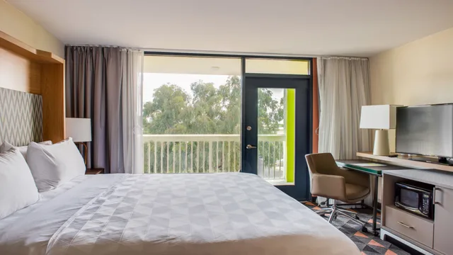 غرفة بسرير كينج، Holiday Inn Hotel Suites Phoenix Mesa Chandler 1/3