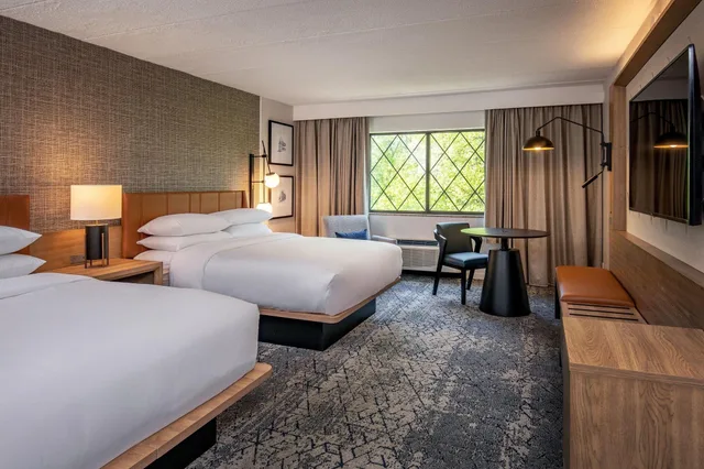 غرفة رباعية بسرير كوين لذوي الإعاقة، Sheraton Nashua 1/2
