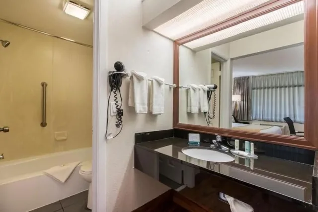 غرفة قياسية بسريرين كوين، Quality Inn & Suites Mount Pleasant 3/3
