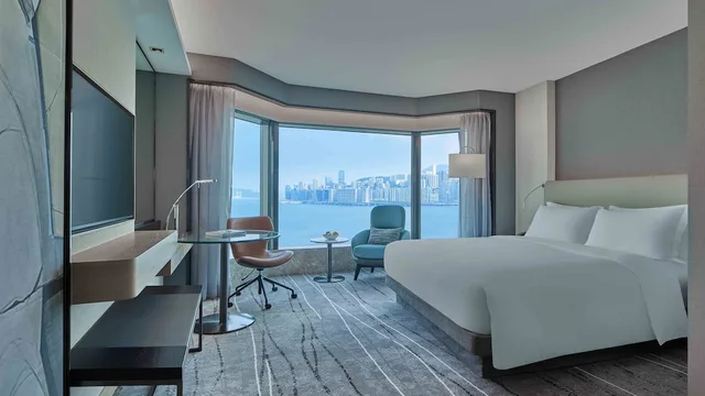 جناح إليت بسريرين منفصلين بإطلالة على المرفأ مع دخول صالة النادي، New World Millennium Hong Kong 1/3