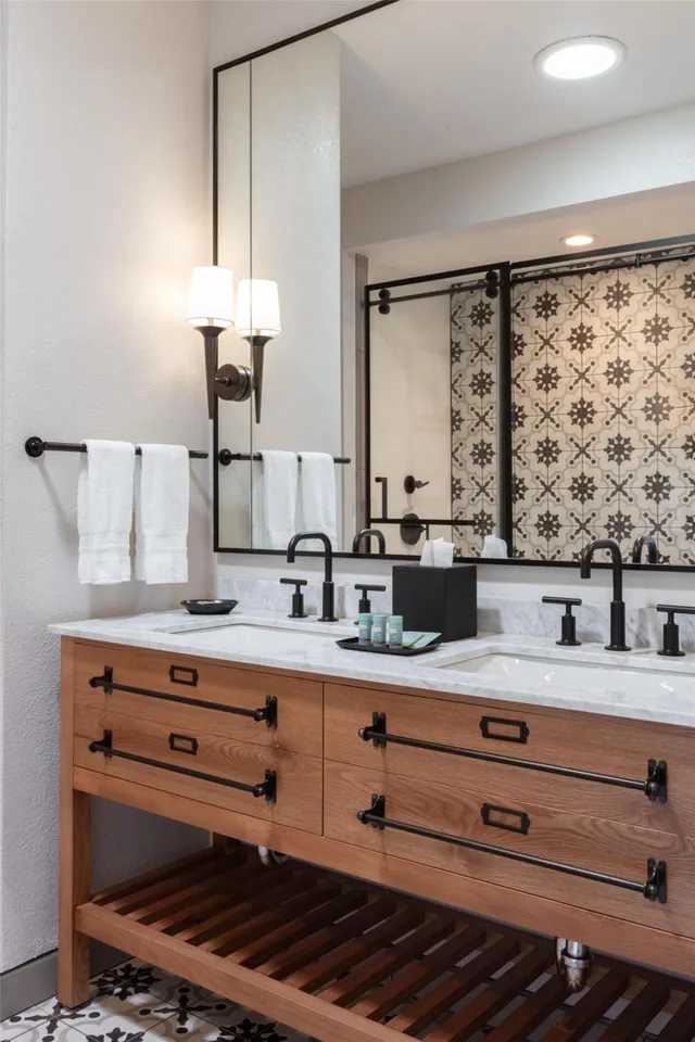 غرفة بسرير كينج بإطلالة على الفناء بشرفة مع أريكة، The Lodge at Healdsburg, tapestry Collection by Hilton 8/9