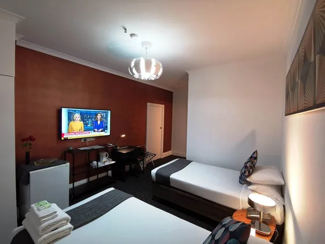 Superior, Twin Beds, Criterion Hotel 3/5