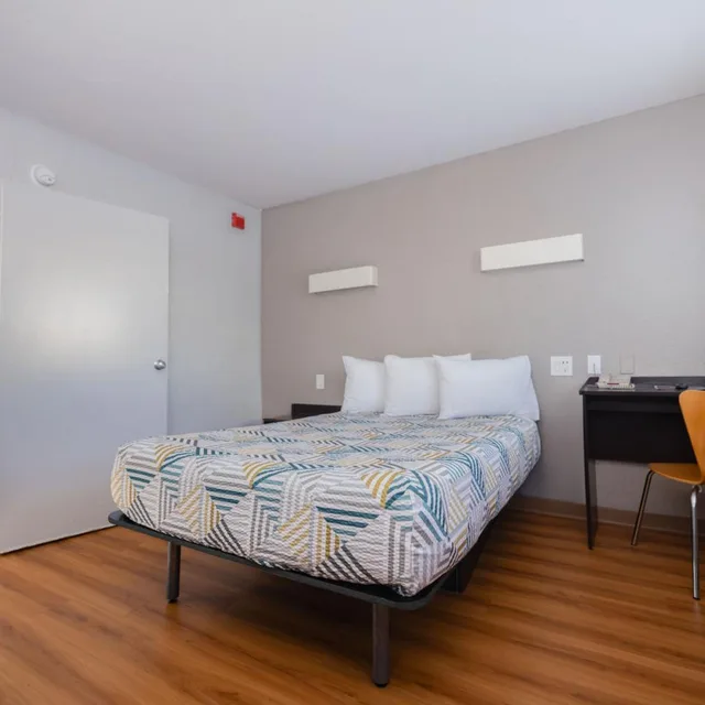 1 Full Bed - Mobil Acc Tub Nsmk Mini Fridge، Motel6 Ontario, CA - Airport 1/6