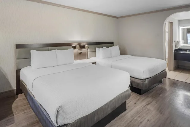 غرفة قياسية بسريرين كوين مع أريكة، Best Western Plus Executive Suites 4/10