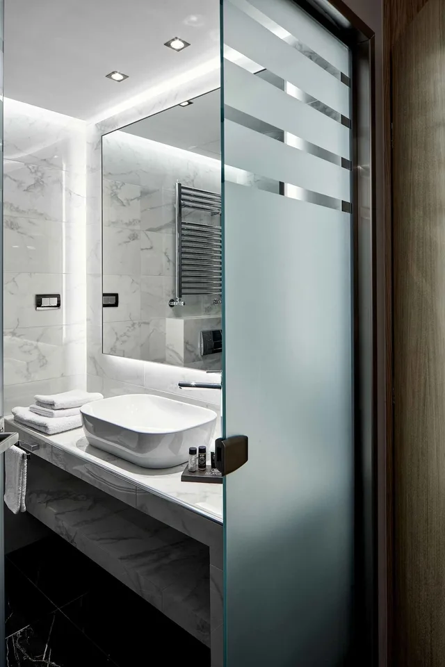 جناح جونيور بسرير كوين بشرفة، Antigon Urban Chic Hotel by GHH 6/6