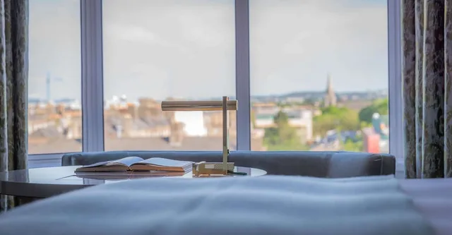 جناح رئاسي بسرير كينج، Conrad Dublin 5/9