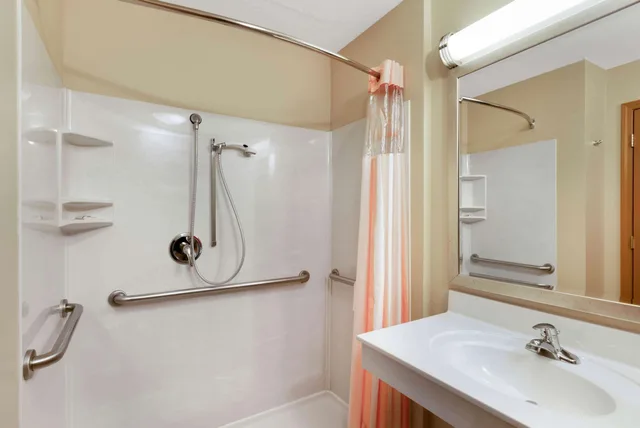 غرفة بسرير كينج لذوي الإعاقة، La Quinta Inn & Suites by Wyndham Olathe 5/6