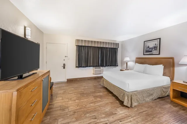 غرفة قياسية بسرير كوين مع أريكة، Best Western Pine Tree Motel 1/4