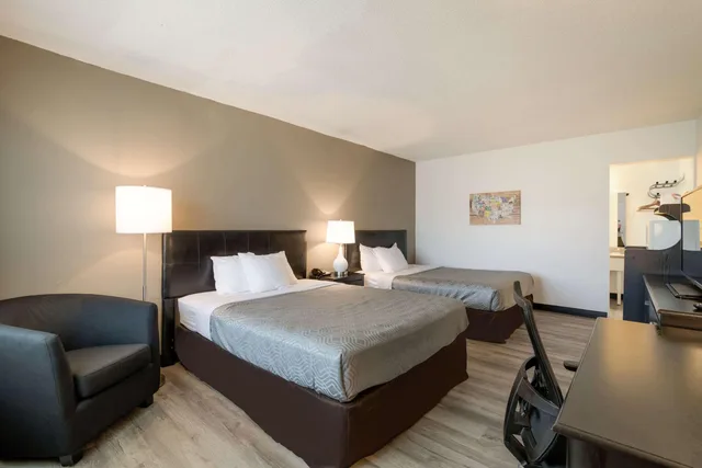 Room, 2 Queen Beds, Econo Lodge Auburn I-95 2/3