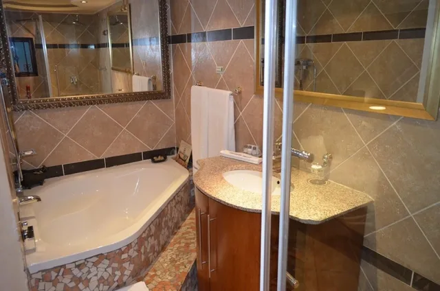 Select, King Bed، Elizabeth Manor 3/3