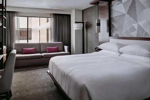 غرفة بسرير كينج مع أريكة بحوض استحمام لذوي الإعاقة، Marriott East Lansing At University Place 1/10