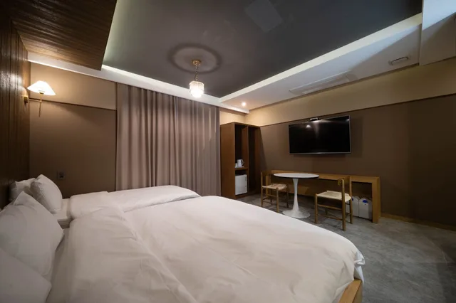 Deluxe, 1 Double and 1 Single Bed, Brown-Dot Hotel Daegu Hyukshin Doshi 6/10