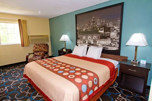 Room, Double Bed, Super 8 By Wyndham Kansas City 3/10