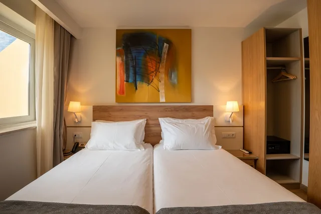 Comfort, Suite, Twin Beds, Pool View, Sofa, Balcony or Terrace, Balcony, Aparthotel Vila Luz 2/5