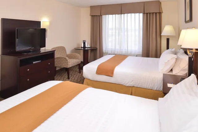 غرفة قياسية بسريرين كوين بحوض استحمام لذوي الإعاقة، Holiday Inn Express St. Croix Valley 2/3