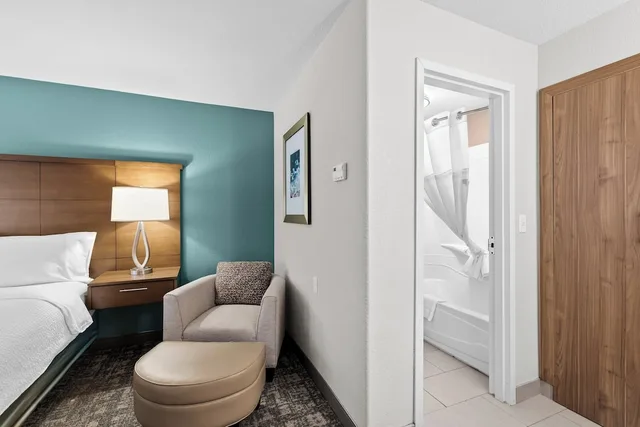 جناح بسريرين كوين بغرفة نوم واحدة مع أريكة بمطبخ، Staybridge Suites Hotel Calgary Airport 9/10