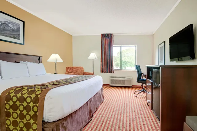 غرفة بسرير كوين لذوي الإعاقة، Days Inn & Suites By Wyndham Kansas City South 3/7