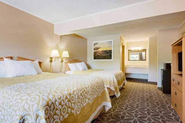 غرفة بسريرين مزدوجين للمدخنين، Days Inn by Wyndham Fairmont 1/3
