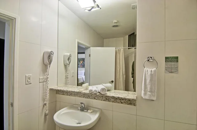 جناح جونيور، Balmoral Hotel 3/3