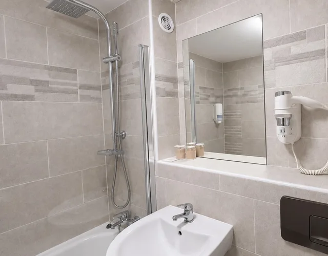 غرفة قياسية بسرير كوين، BRIT HOTEL PLAISANCE 4/5
