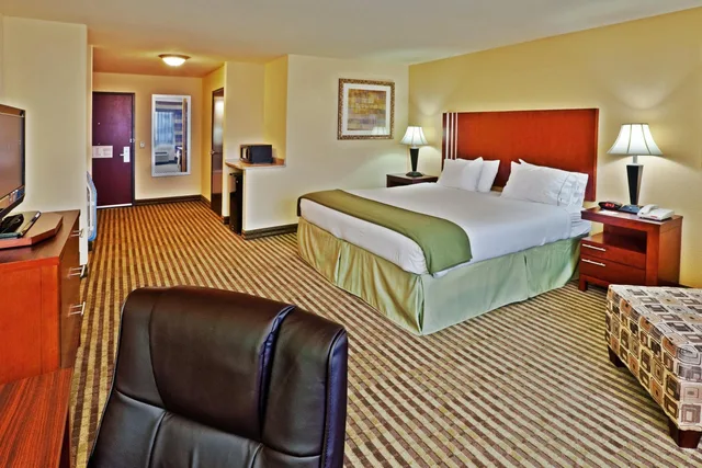 1 Bedroom, Suite, King Bed, Hot Tub, Holiday Inn Express Hotel And Suites Ponca City 2/2