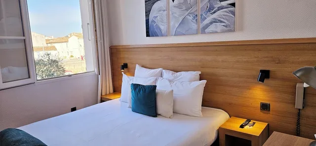 غرفة بسرير كوين بإطلالة على المرفأ، Hotel Du Port 5/6