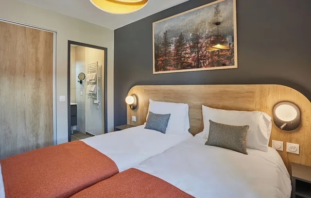 غرفة بسرير مزدوج وسريرين منفصلين مع سرير سحّاب إضافي لذوي الإعاقة، Residence Odalys le Mont d'Auron 1/2