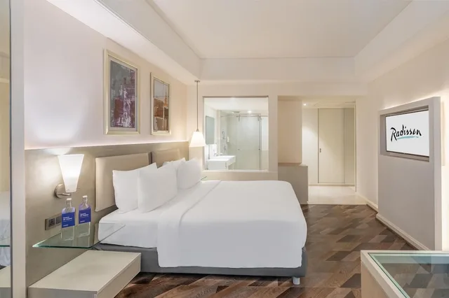 جناح تنفيذي بسرير كينج بغرفة نوم واحدة، Radisson Hyderabad Hitec City 5/8