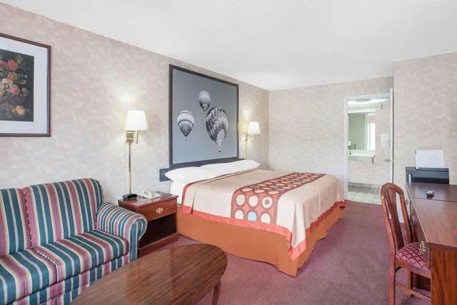 غرفة بسرير كينج، Super 8 by Wyndham Decatur Priceville 1/1
