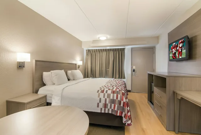 غرفة سوبيريور بسرير كينج، Red Roof Inn Durham - Triangle Park 2/4