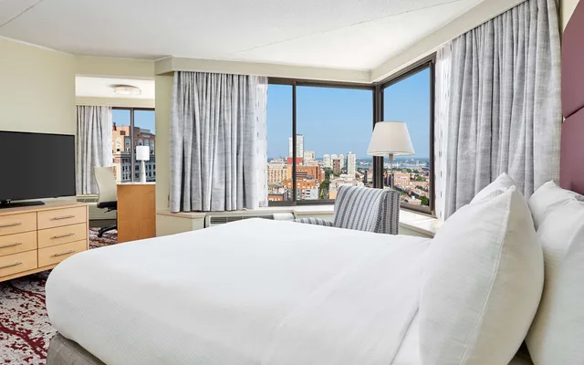 غرفة بسرير كوين بحوض استحمام لذوي الإعاقة، Doubletree By Hilton Hotel Philadelphia Center City 1/3