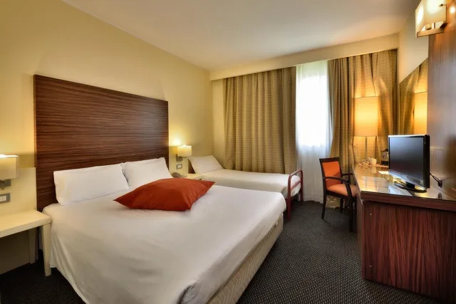 غرفة سوبيريور ثلاثية، La Meridiana Bleisure Hotel 2/5
