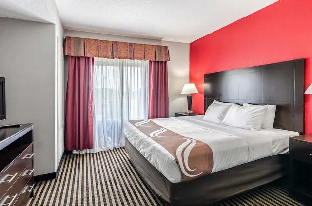 غرفة بسرير كينج مع أريكة لذوي الإعاقة، Quality Inn & Suites Abingdon, VA 1/3