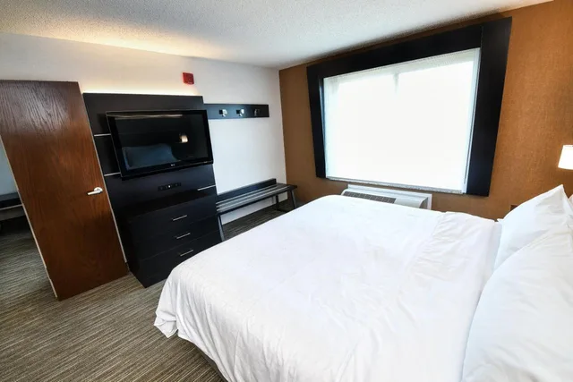 جناح بسرير كوين بغرفة نوم واحدة، Holiday Inn Express Hotel And Suites Grand Forks 1/6