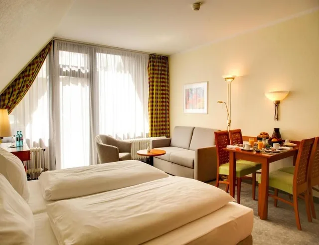 غرفة سوبيريور بسرير مزدوج وسريرين منفصلين بإطلالة على الجبل، H Plus Hotel Willingen 2/10